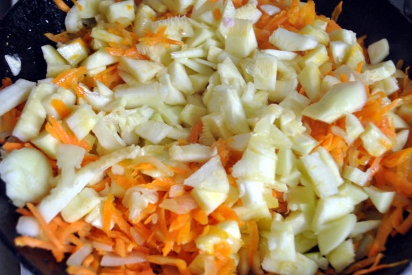 Обжариваем лук, морковь и цукини  для начинки